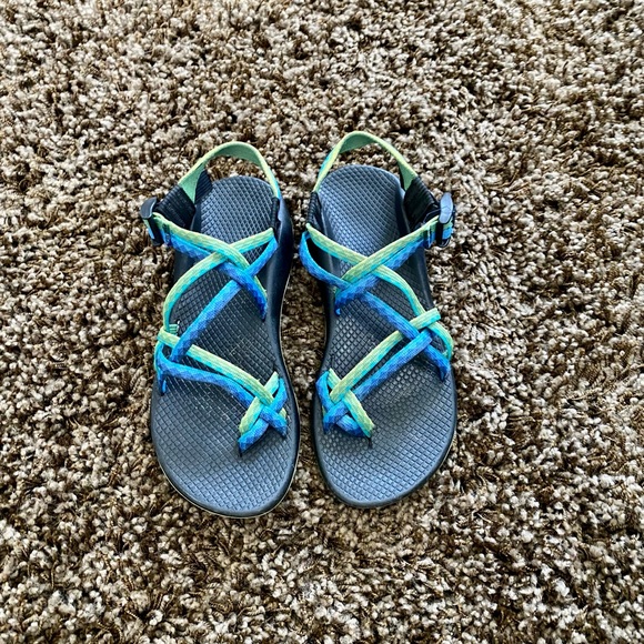 Chaco Shoes - CHACO’S women’s size 9- trendy color combo!